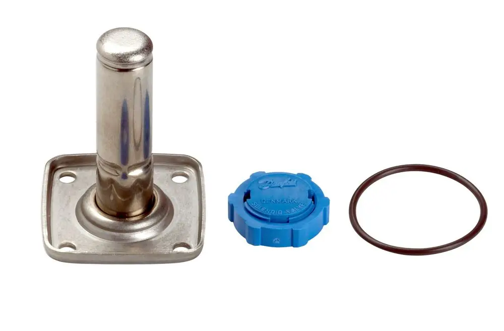 Ersatzteile von Danfoss, bestehend aus einem Metallventil, einem blauen Kunststoffdeckel und einem schwarzen O-Ring, auf einem weißen Hintergrund angeordnet.